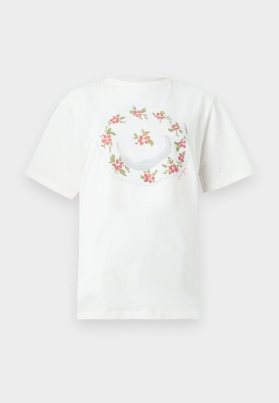 Λευκό κοντομάνικο μπλουζάκι με στρογγυλή λαιμόκοψη και κεντρικό σχέδιο λουλουδένιου στεφανιού με κόκκινα λουλούδια και πράσινα φύλλα.