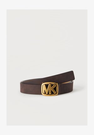 Mørkebrunt læderbælte med et gyldent rektangulært spænde med fremhævede initialer "MK" i midten.
