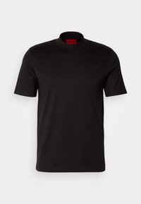 T-shirt noir à manches courtes avec un col haut. Fabriqué en tissu lisse avec un léger éclat. Logo de la marque en rouge à l'intérieur du col.
