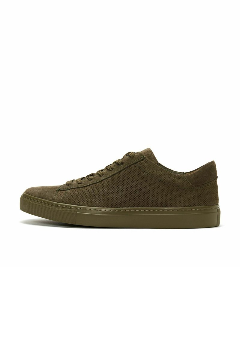 Olivgrüne Sneakers aus einer Mischung aus Wildleder und Mesh-Materialien, mit runder Zehenpartie, flacher Gummisohle und einfachem Schnürdesign.