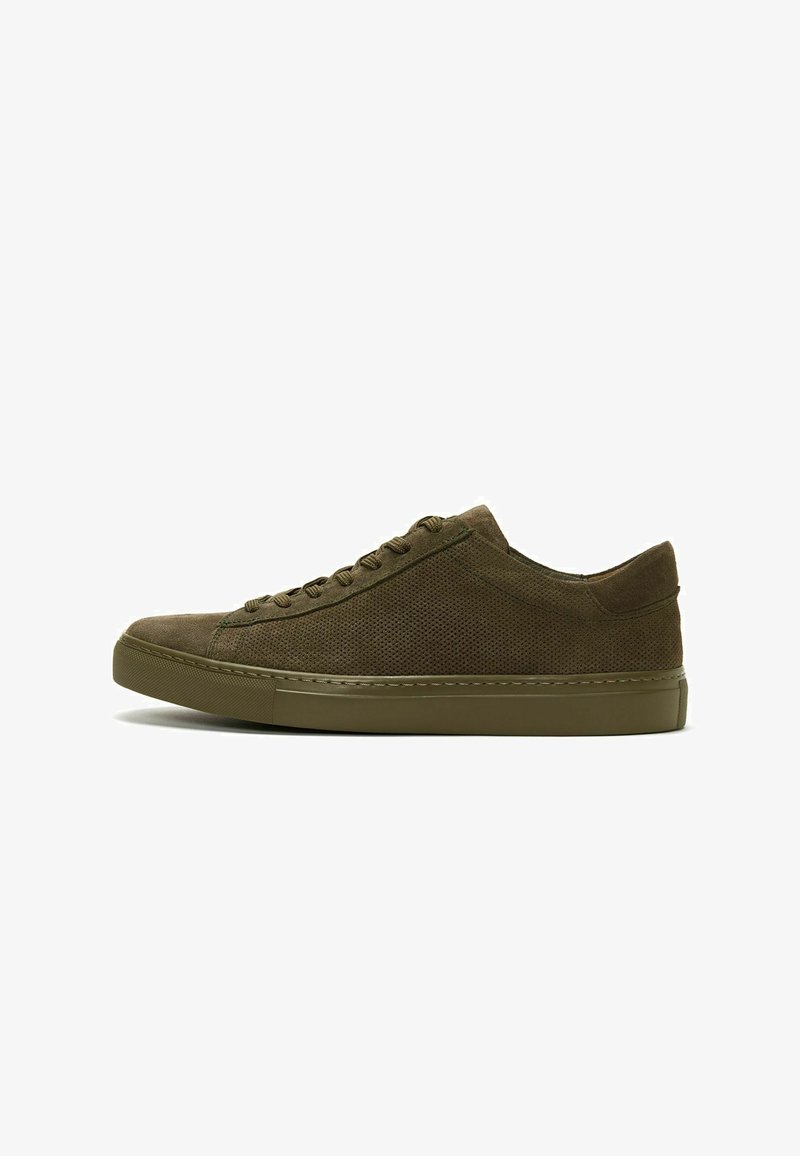 Olivgrüne Sneakers aus einer Mischung aus Wildleder und Mesh-Materialien, mit runder Zehenpartie, flacher Gummisohle und einfachem Schnürdesign.