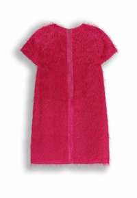 Krótka różowa sukienka wykonana z fakturowanej tkaniny o puszystym wyglądzie. Posiada krótkie rękawy oraz centralny zamek z tyłu.