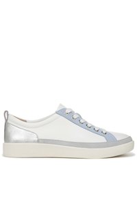 Witte leren sneakers met lichtblauwe accenten en een metallic zilveren hak. Voorzien van een gestructureerde witte rubberen zool en geperforeerde details.