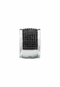 Anello d'argento con una fascia centrale di cristalli neri, di forma rettangolare con bordi lisci, finitura lucida e superficie texturizzata.
