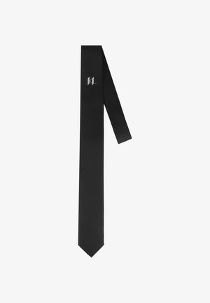 Schwarze Krawatte mit schmalem Ende und kleinem silbernem Logo nahe der Spitze auf weißem Hintergrund.