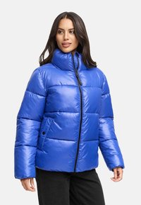 Ljusa blå pufferjacka med hög krage, dragkedja, boxig design och kviltat mönster. Slätt, glänsande tyg med fickor.