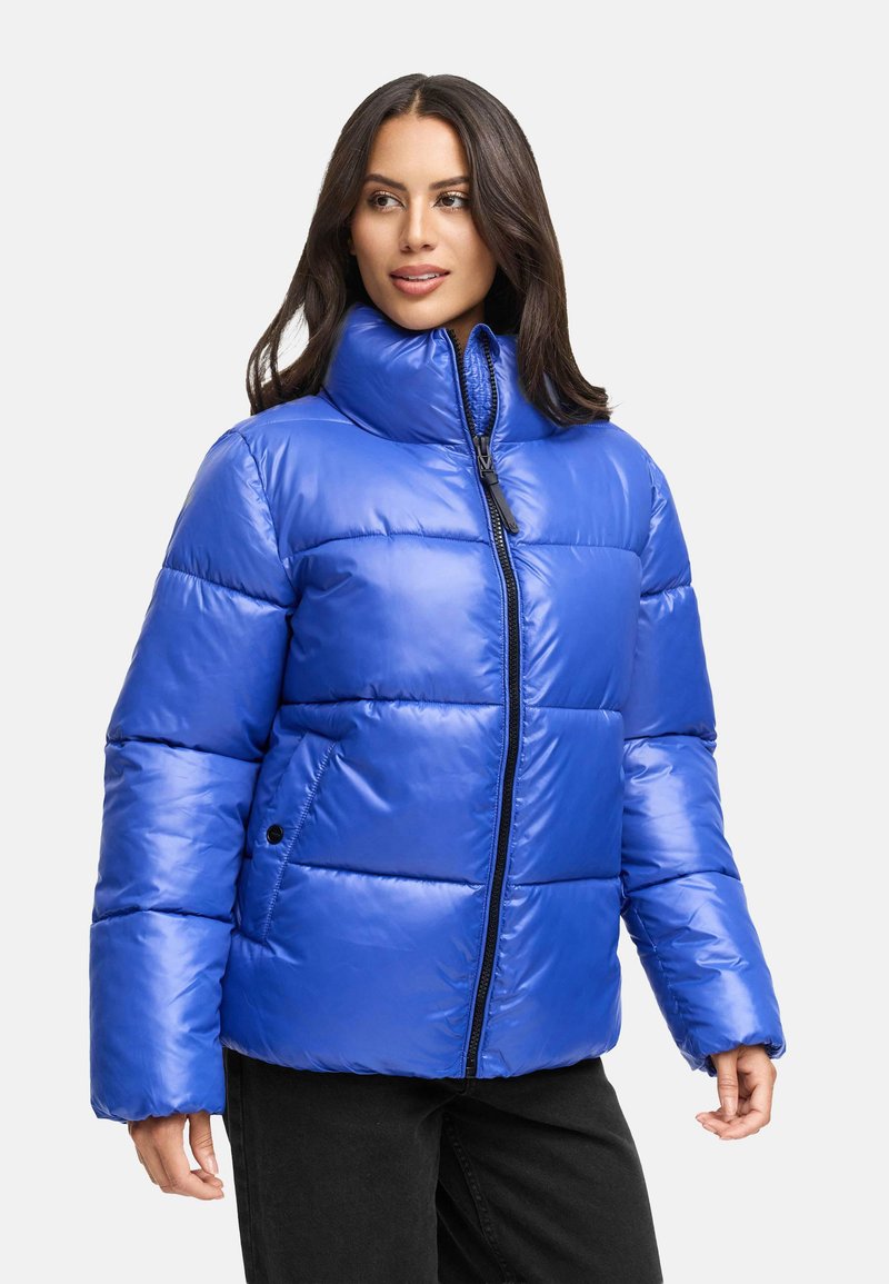 Ljusa blå pufferjacka med hög krage, dragkedja, boxig design och kviltat mönster. Slätt, glänsande tyg med fickor.