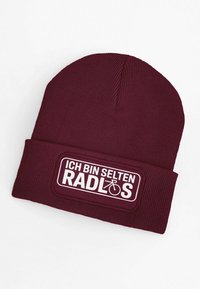 Burgundy knitted beanie with a ribbed texture and a white patch displaying the text "ICH BIN SELTEN RADLOS" and a bicycle icon.