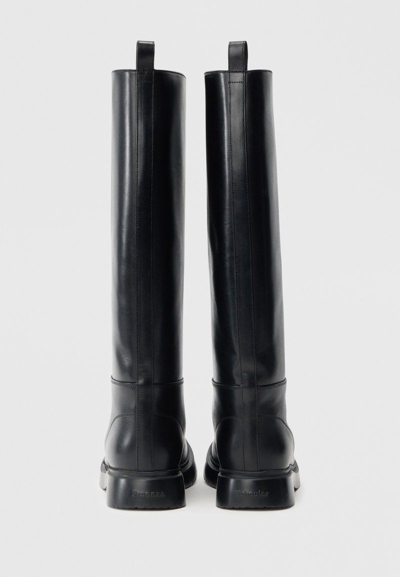 Stivali alti al ginocchio in pelle nera con una texture liscia, design dritto e linguette a forma di anello in cima. Suole spesse in gomma chunky.
