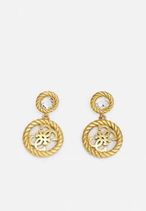 Boucles d'oreilles ton or avec un design à corde torsadée, puce de pierre précieuse ronde claire, et pendentif circulaire présentant un motif géométrique entrelacé.