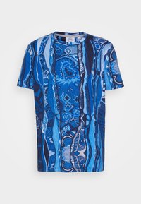 Blå kortärmad t-shirt med intrikata abstrakta och geometriska mönster i varierande nyanser av blått och svart.