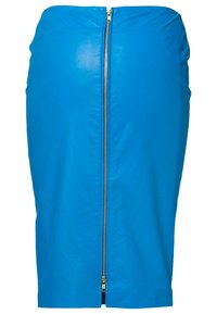 Jupe crayon en cuir bleu avec une coupe mi-longue. Caractéristiques d'une fermeture éclair frontale visible avec des accessoires en or et une texture lisse et brillante.