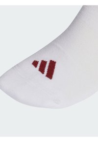 Λευκή κάλτσα με κόκκινες κεντητές ρίγες κοντά στην περιοχή των δαχτύλων. Το υλικό φαίνεται λείο, με άψογο φινίρισμα χωρίς ραφές και ελαφριά υφή.