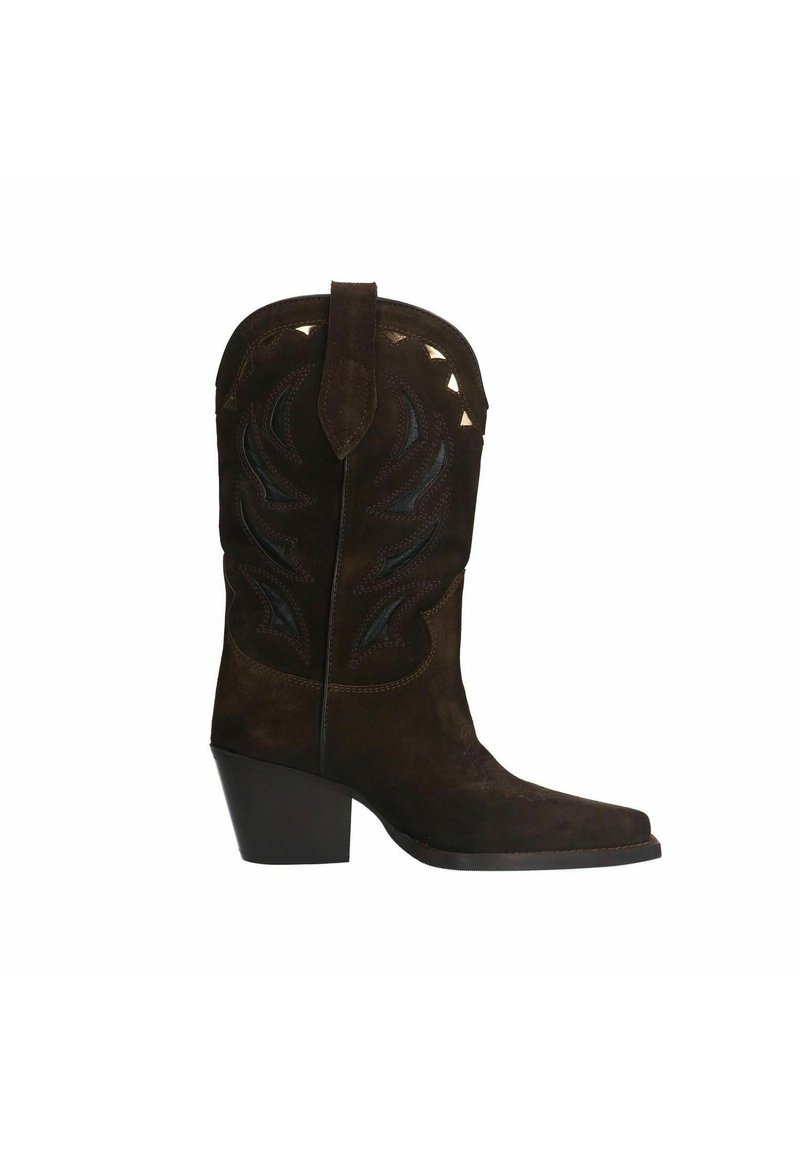 Bottes de cowboy en suede marron avec un bout pointu, des coutures décoratives et des accents en métal. Le talon est de hauteur modérée, offrant une stabilité.