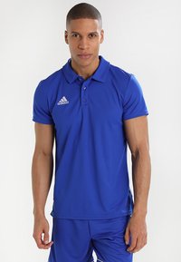 Blaues Poloshirt aus glattem, leichtem Stoff. Verfügt über einen Kragen, eine Drei-Knopf-Leiste und ein gesticktes weißes Logo auf der Brust.