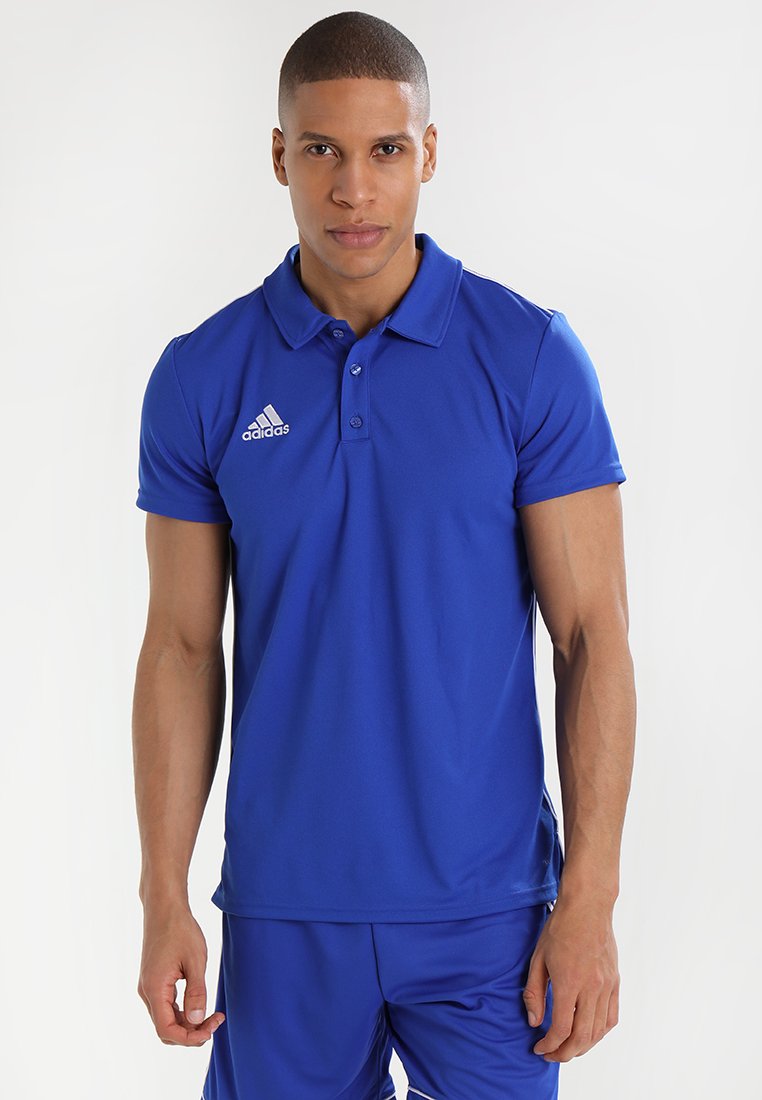 Blaues Poloshirt aus glattem, leichtem Stoff. Verfügt über einen Kragen, eine Drei-Knopf-Leiste und ein gesticktes weißes Logo auf der Brust.