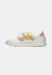 Λευκό αθλητικό παπούτσι με τρεις λουριά Velcro· διαθέτει εφαρμογές ροζ καρδιάς και κίτρινο αστέρι, σχεδιασμό ουράνιου τόξου μπλε και ροζ στο πλάι, υφασμένη σόλα.