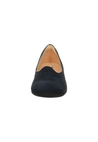 Zapato de tacón de ante azul marino con escote bajo, punta redonda y textura suave. El interior presenta un forro beige con acentos de hardware mínimos.