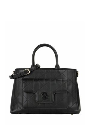 Sac à main en cuir matelassé noir avec une forme structurée, double poignée, une bandoulière amovible, et une poche avant à rabat ornée d'un logo.