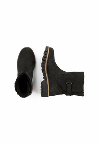 Zwarte suede enkellaarzen met een gestructureerde afwerking, ronde neus, zijgespsluiting en stevige rubberen zool met diepe profiel voor grip.