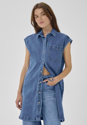 Denim srajčna obleka v svetlo modri barvi, s kratkimi rokavi, s kragnim ovratnikom, sprednjimi gumbi, žepom na prsih in pasom za zavezovanje.