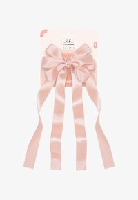 Różowa satynowa kokarda do włosów z długimi, zwiewnymi wstążkami, przymocowana do kartonowego podkładu oznaczonego "invisibobble Clipstar." Gładka faktura, elegancki wzór.