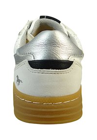Weißer Sneaker mit einer metallic-silbernen Ferse und schwarzen Akzenten, ausgestattet mit einer strukturierten Gummisohle und einem kleinen Pferdelogo an der Seite.