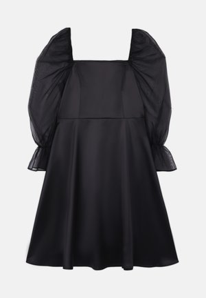 Črna obleka s kvadratnim dekoltejem, napihnjenimi prozornimi rokavi in prilegajočim telesom, ki prehaja v padajočo krilo. Gladka tekstura tkanine.