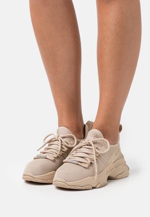 Sneakers - sand