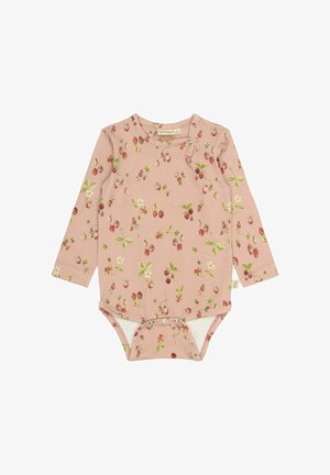 Monosie de manga larga en suave tela rosa, con un patrón floral de fresas y flores blancas. Cierre de presión en la parte inferior para facilitar el cambio de ropa.