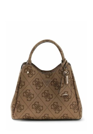 Sac à main Guess marron avec motif monogramme, poignée unique, plaque logo triangulaire et étiquette de porte-clés de marque attachée.