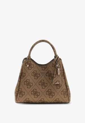 Sac à main Guess marron avec motif monogramme, poignée unique, plaque logo triangulaire et étiquette de porte-clés de marque attachée.