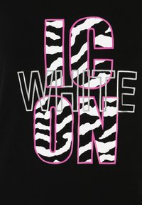 Schwarzes T-Shirt mit großem Text im Zebra-Design und rosa Akzenten. Der Spruch "ICON WHITE ON" wird in kontrastierenden Farben hervorgehoben.
