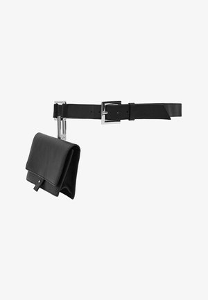 Czarny skórzany pasek z srebrną klamrą i przymocowaną małą czarną skórzaną saszetką zawieszoną na metalowym klipsie.