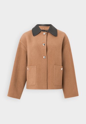 Bruine wolblend jas met een zwarte kraag, voorzien van zilveren knopen en twee voorzakken, ontworpen met een rechte snit en verlaagde schouders.