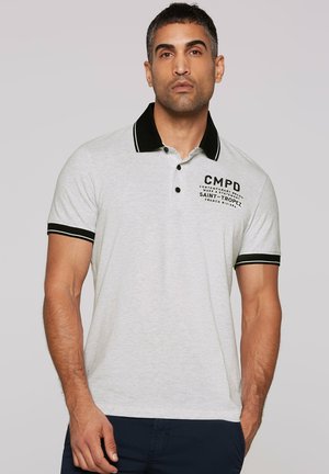 Graues Poloshirt aus Baumwolle, mit schwarzem Kragen und Ärmelbündchen, bestickt mit "CMPD" und "Saint-Tropez" in Schwarz.
