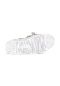 Grijze instapschoen met een getextureerde witte rubberen zool. Beschikt over een zachte stoffen bovenkant en decoratieve pomponaccenten aan de zijkant.
