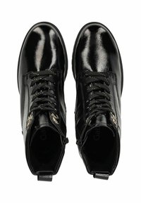 Zwarte enkellaarsjes met een glanzende lakafwerking, voorzien van een vetersluiting, gouden hardware details en een ritssluiting aan de zijkanten.