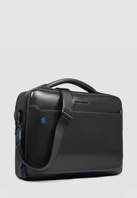 Borsa per laptop nera con finitura liscia opaca, accenti blu, manico superiore e tracolla regolabile; forma rettangolare.