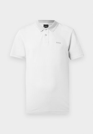 Polo bianca in cotone, con colletto classico, due bottoni e un discreto logo grigio sul petto a sinistra. Maniche corte.