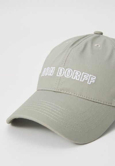 Căciulă din bumbac gri cu logo-ul brodat "RON DORFF" în alb. Are o margine curbă și cusături vizibile pe margini.
