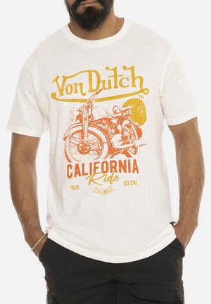 T-shirt en coton blanc avec un graphisme de moto rétro en orange et jaune, accompagné du texte "Von Dutch CALIFORNIA Ride" et de détails vieillis.