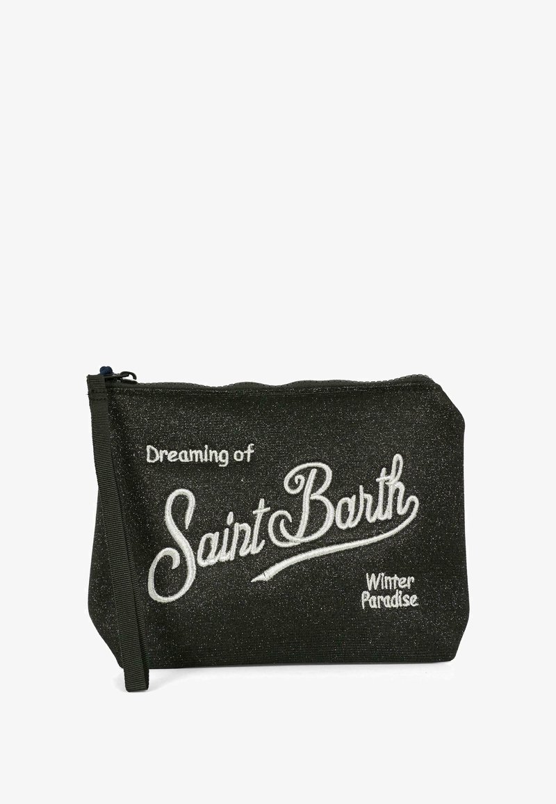 Pochette nera glitter con testo ricamato: "Sognando Saint Barth" e "Paradiso Invernale." Forma rettangolare, texture liscia, materiale in tessuto.