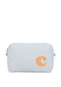 Ljusblå rektangulär väska gjord av tyg, med en orange broderad logotyp på framsidan och dragkedjestängning. Slät yta, minimalistisk design.