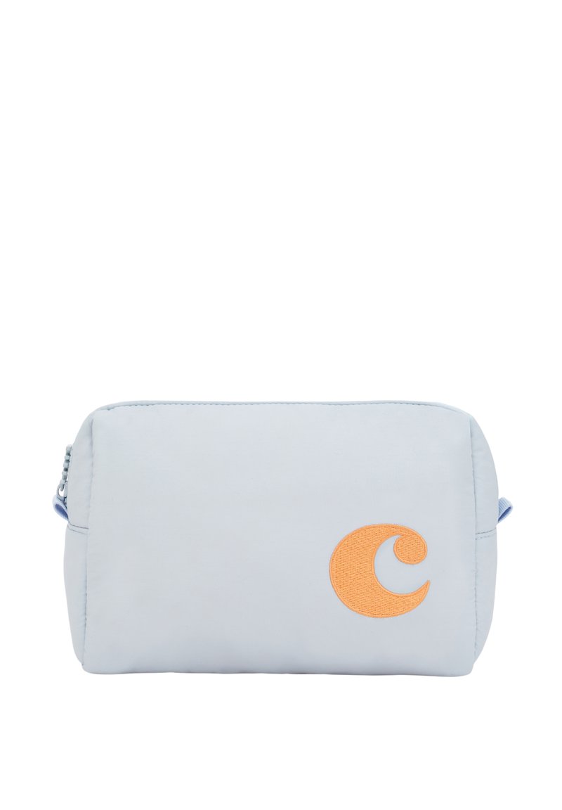 Ljusblå rektangulär väska gjord av tyg, med en orange broderad logotyp på framsidan och dragkedjestängning. Slät yta, minimalistisk design.