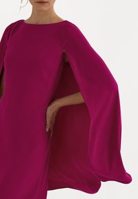 Lauren Ralph Lauren CAPE GEORGETTE COCKTAIL DRESS - Kokteilinė suknelė / vakarėlių suknelė - fuchsia berry