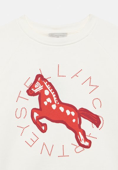 Λευκό βαμβακερό φούτερ με μεγάλο κόκκινο γραφικό γαλαζωπού αλόγου σε πλήρη κίνηση, περιβαλλόμενο από κείμενο με τελείες που γράφει "STELLA McCARTNEY KIDS".