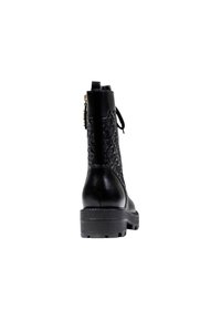 Bottines en cuir noir avec panneaux latéraux matelassés, semelle épaisse, fermeture éclair à l'arrière et tirette décorative en or, vues de l'arrière.
