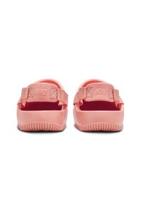 Sandales Nike roses avec des straps ajustables, design ouvert à l'arrière, semelle texturée et détail du logo sur la sangle et le talon. Matériau léger.