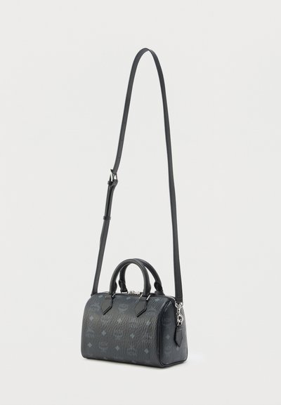 Mazs melns ādas rokassomas ar reljefu logo rakstu, divām rokturiem un regulējamu garu pleca siksnu.